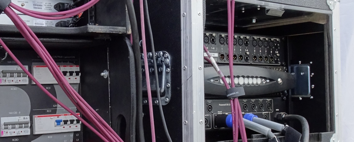 Achtkanalige Amp Patchbay im Touringrack mit Powersoft X8